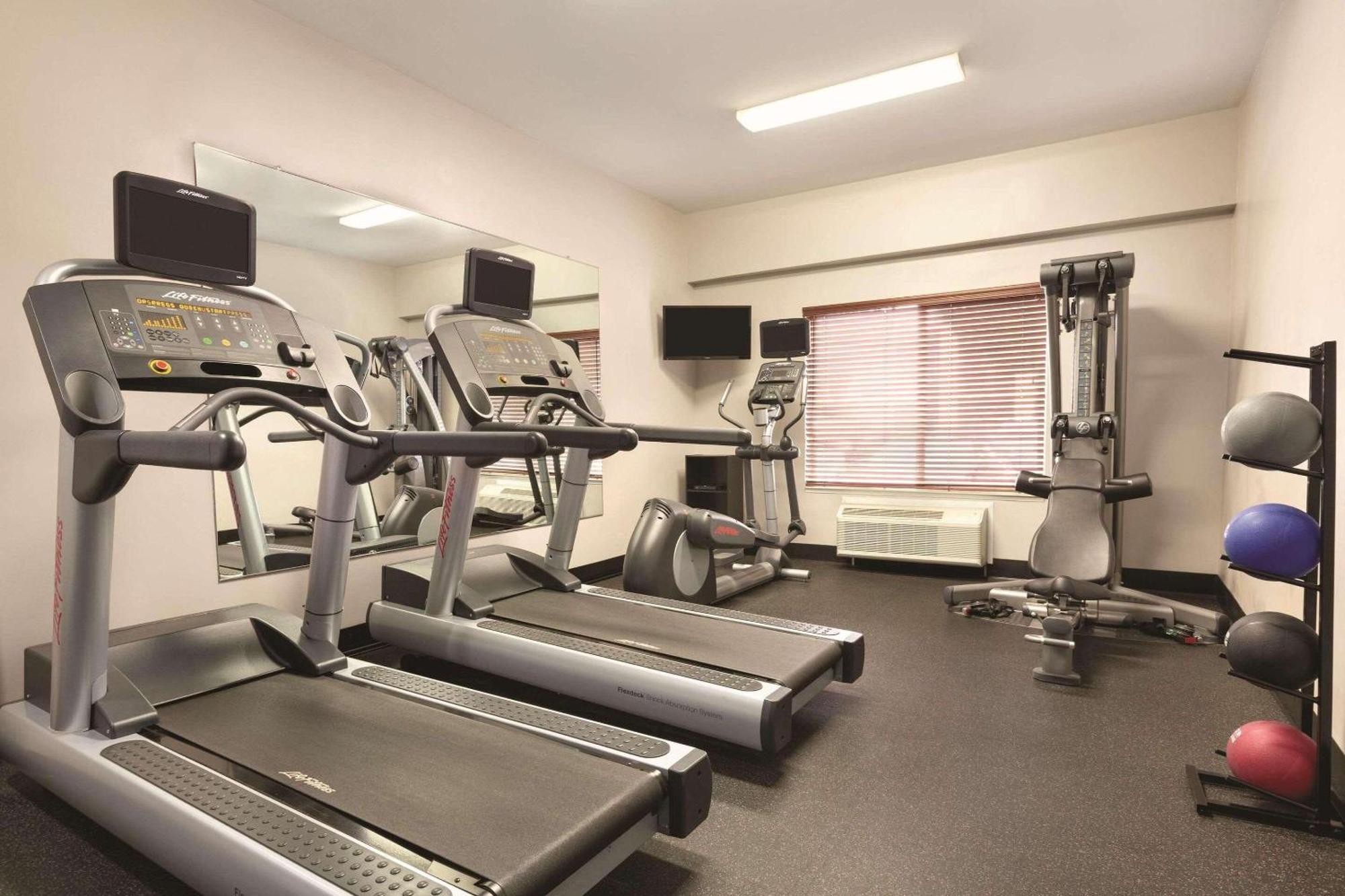 Country & By Radisson, North, Ca 2*
