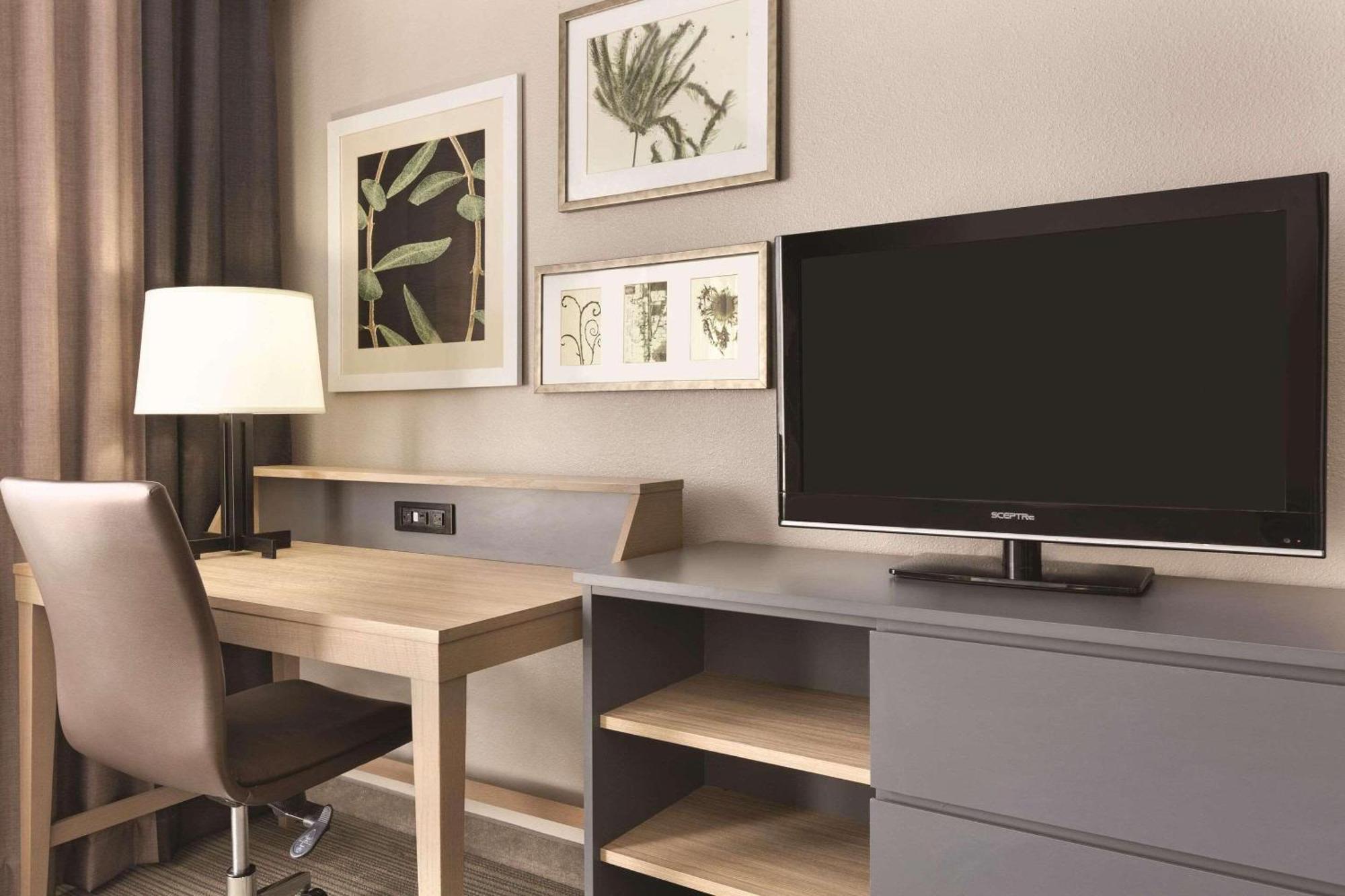 Country & By Radisson, North, Ca 2*