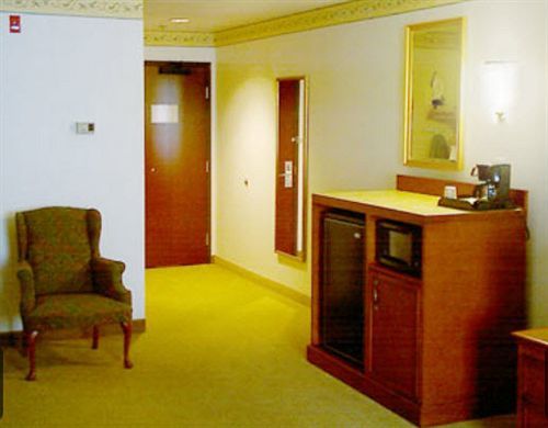 Country & By Radisson, North, Ca Fresno