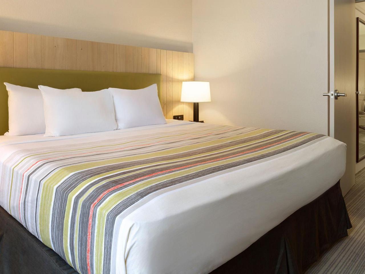 Country & By Radisson, North, Ca Hotel